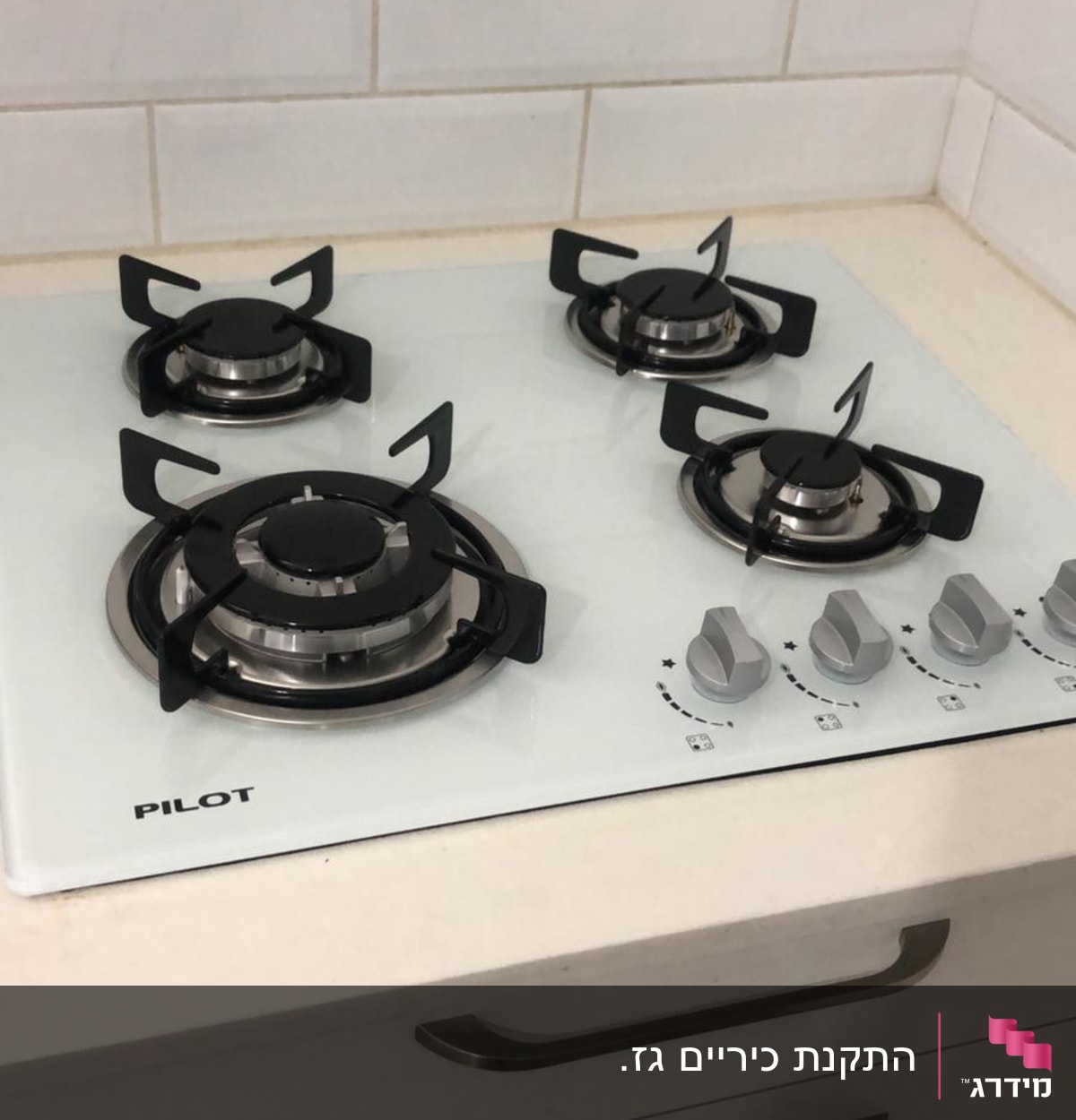 כיריים גז עם ארבעה מבערים וכפתורי שליטה